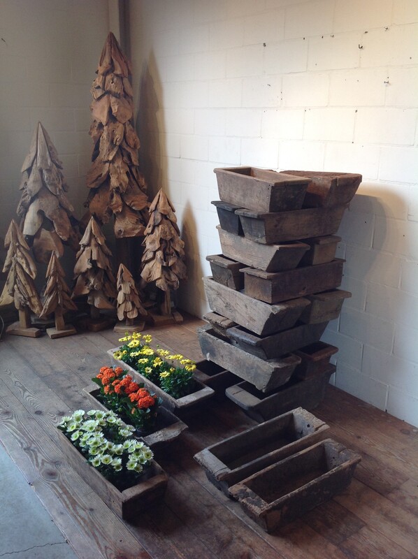 Oude houten bloembakken